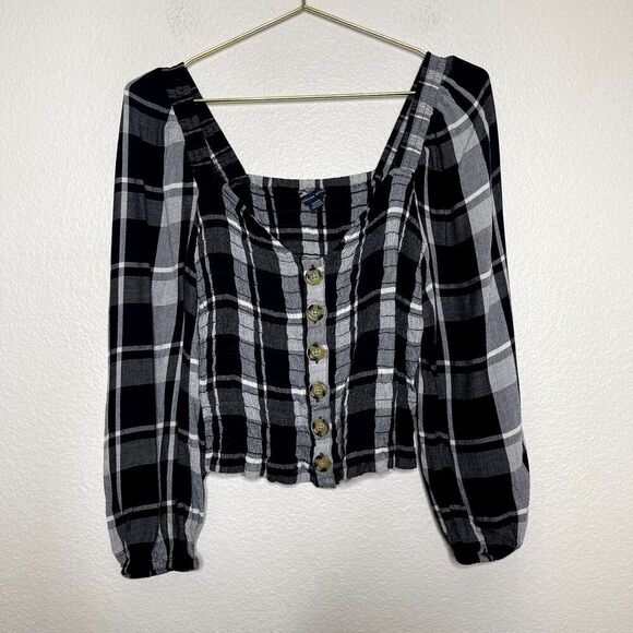 American Eagle Outfitters Tops - American Eagle Top Medium Black Plaid Long Sleeve Cropped Smocked Faux Button